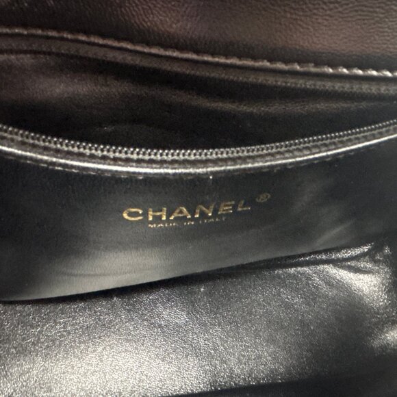 Chanel black quilted lambskin flap bag with top handle & crossbody chain - Picture 6 of 10